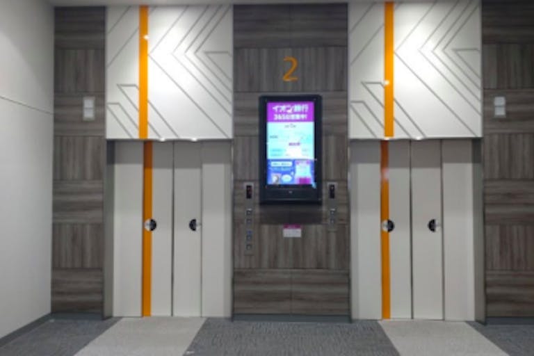 【イオンモール津南】モール内広告 エレベーター扉の画像1