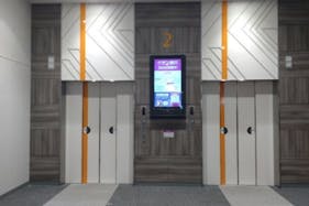 【イオンモール津南】モール内広告 エレベーター扉