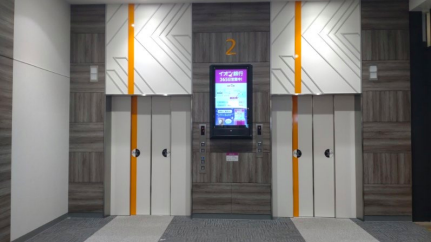 【イオンモール津南】モール内広告 エレベーター扉