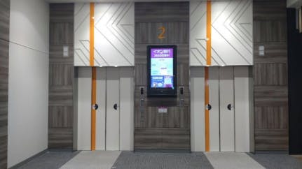 【イオンモール津南】モール内広告 エレベーター扉の画像