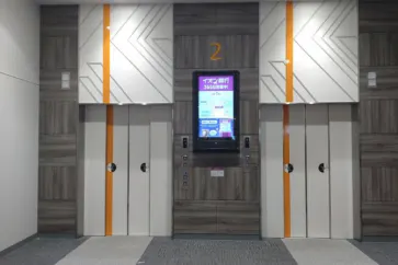 【イオンモール津南】モール内広告 エレベーター扉