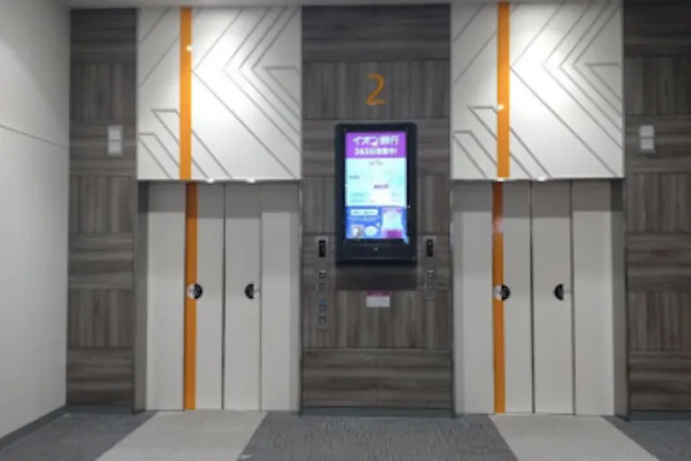 【イオンモール津南】モール内広告 エレベーター扉の画像1