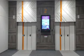 【イオンモール津南】モール内広告 エレベーター扉