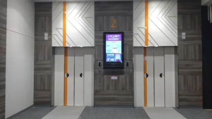 【イオンモール津南】モール内広告 エレベーター扉