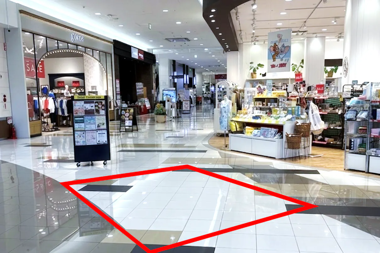 【イオンモール奈良登美ケ丘*】1F ワンズテラス前(通路)