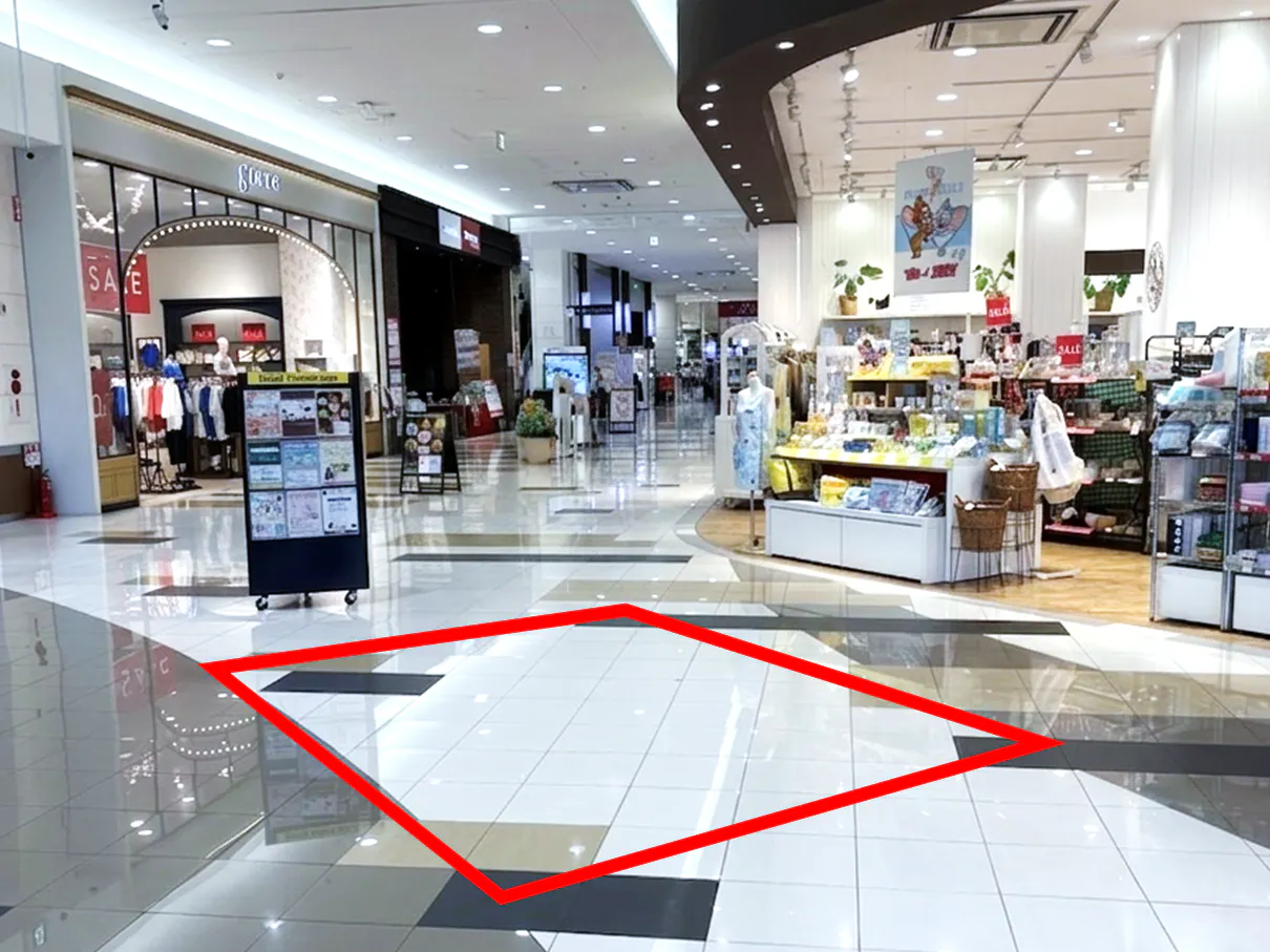 【イオンモール奈良登美ケ丘*】1F　ワンズテラス前（通路）の画像