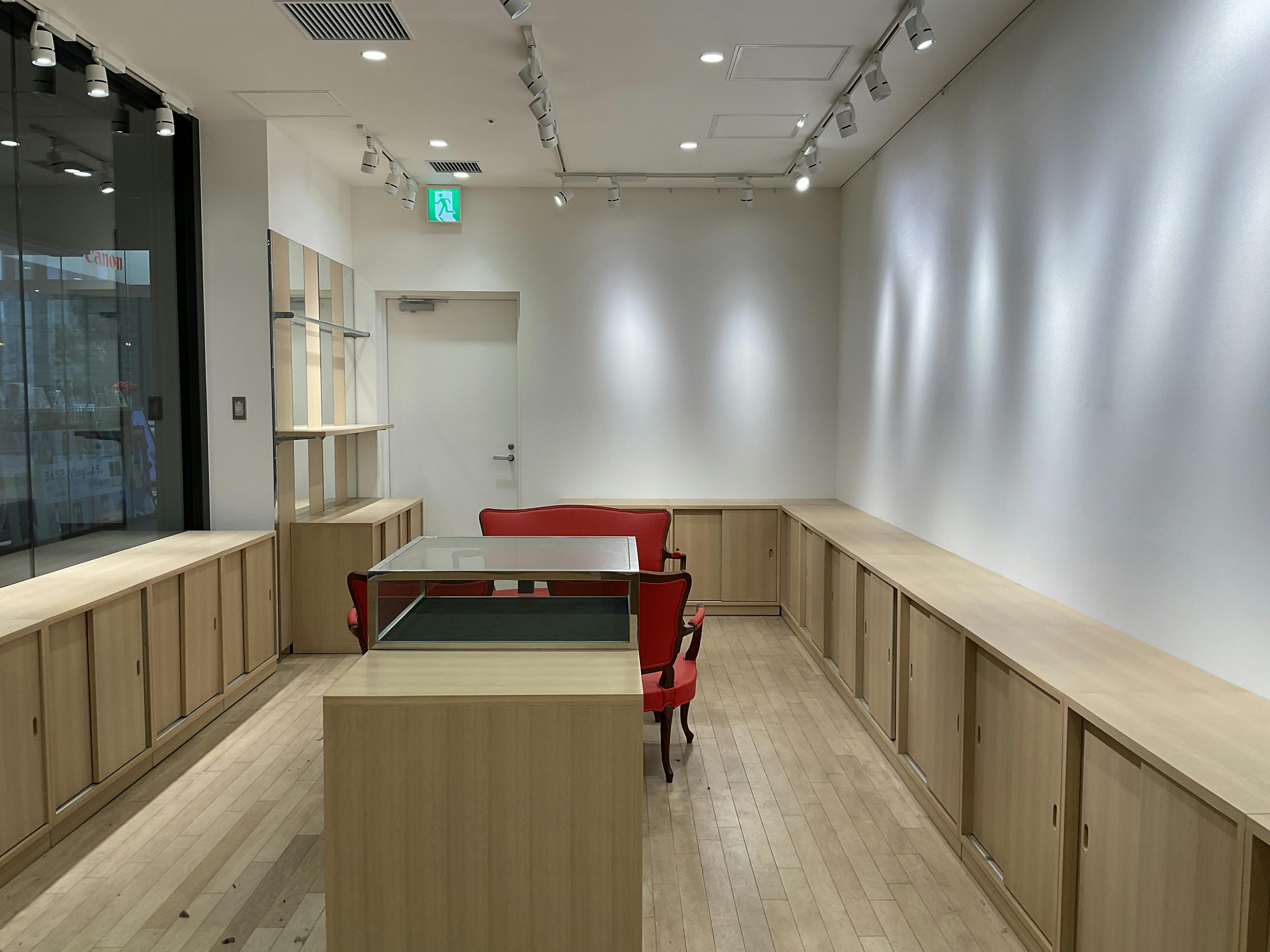 内部1 壁天井は白仕上げ。天井にはピクチャーレールと、ライティングレール完備。スポットで自由自在に商品に照明が当てられます。脚立無償貸出し。