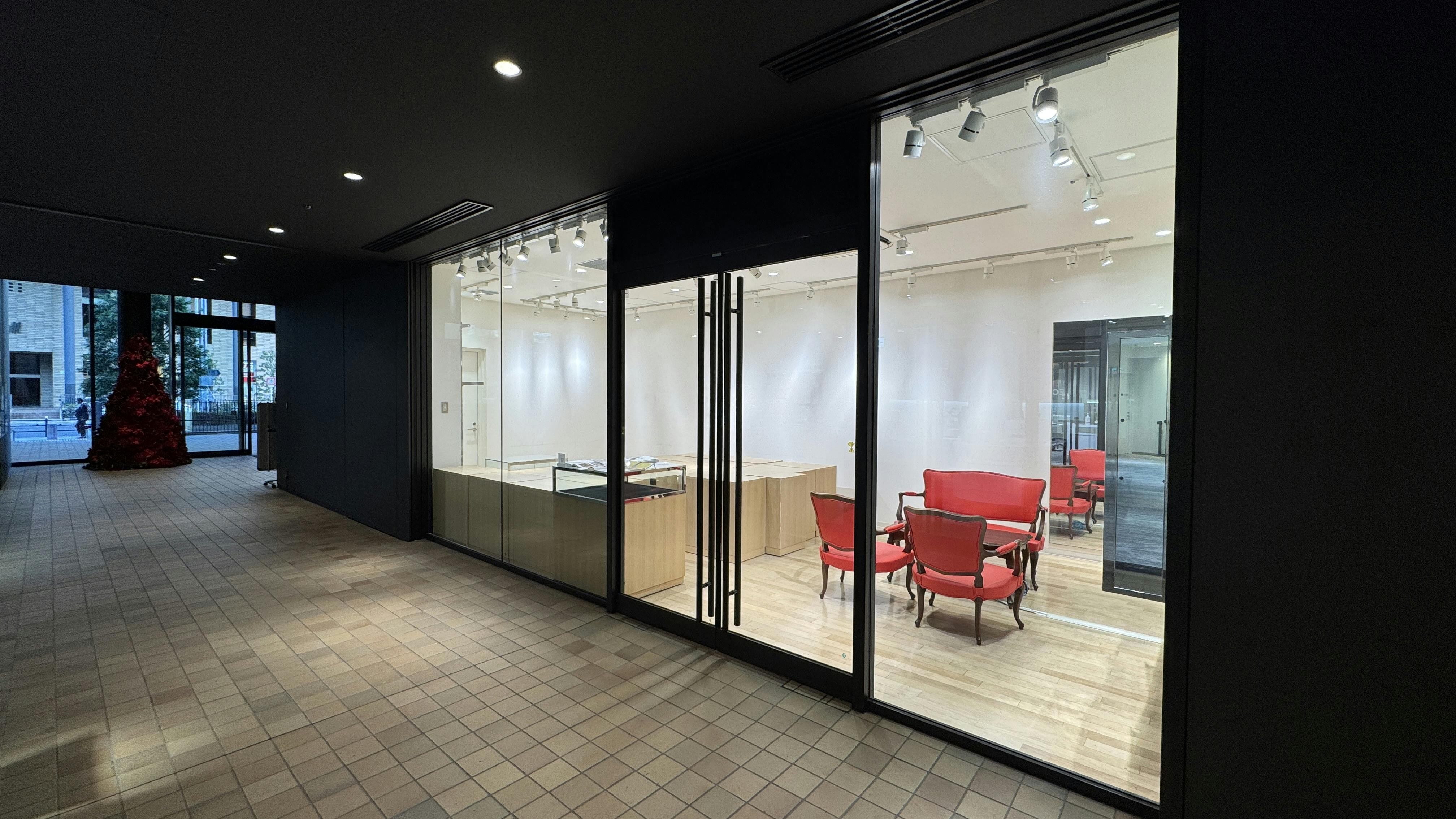 外観正面写真2 通路から(通常時の風景)左奥に見えるのがメインのエントランスとなります。