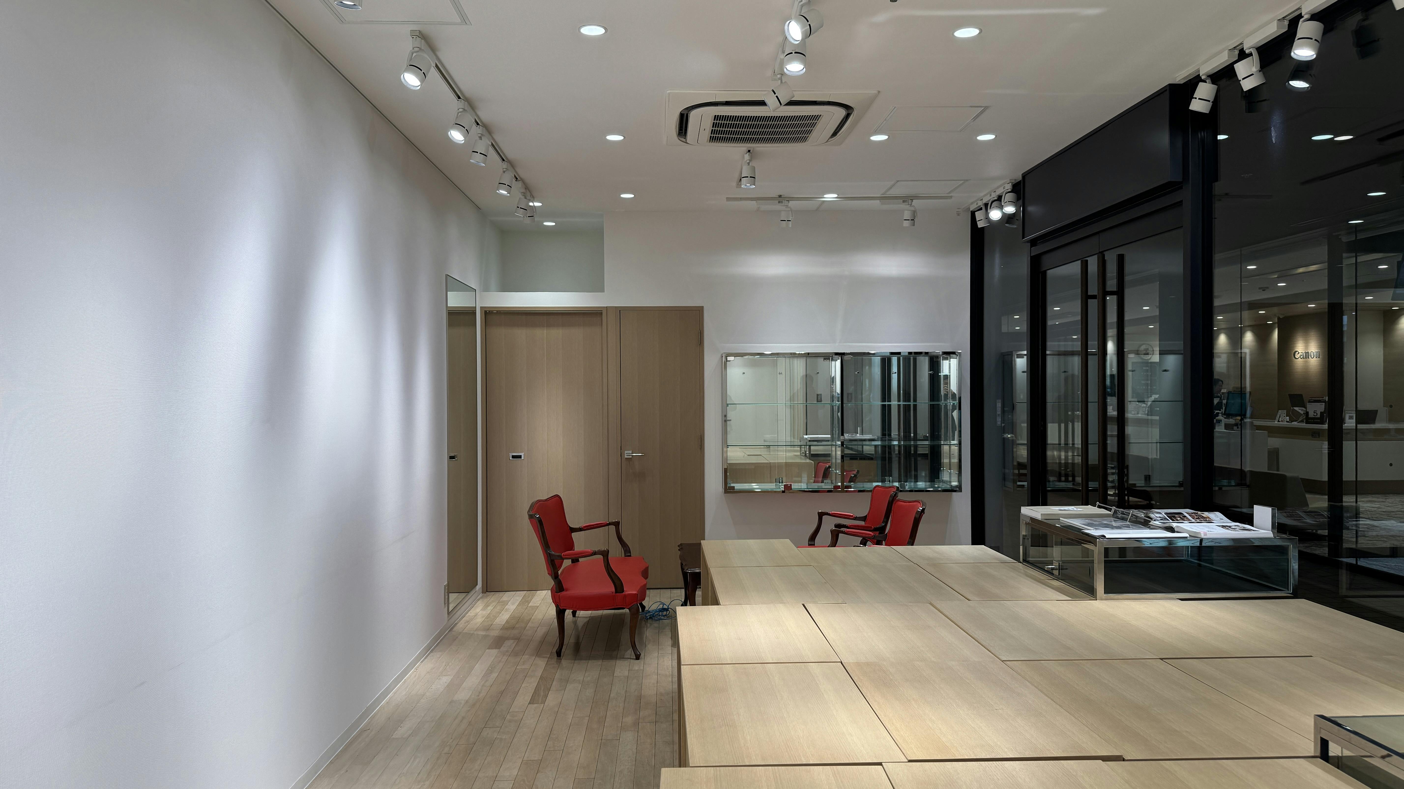 内部2 壁付けのガラスショーケースもご用意ございます。内部ガラス可動棚複数枚有り。