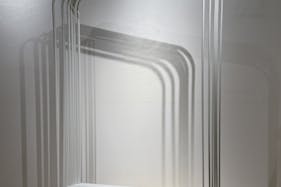 【淀屋橋駅5分/肥後橋駅直結】ポップアップや展示会、商品プロモーション等に最適な30㎡強のガラス張りが特徴の1F内廊下スペース