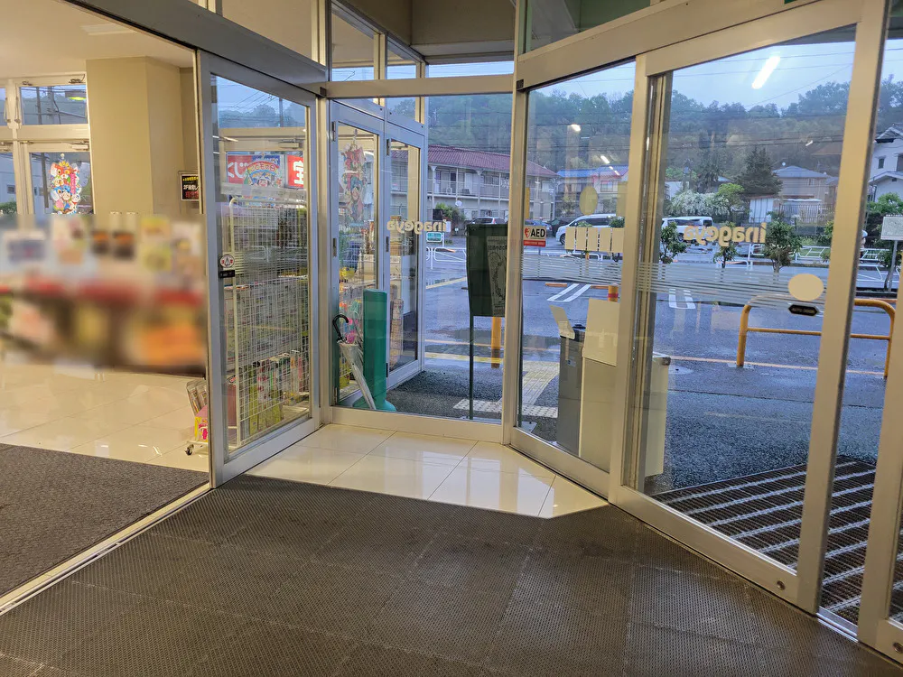 【いなげや 八王子中野店】プロモーションイベントに最適なスーパー店内の風除室スペース