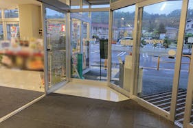 【いなげや 八王子中野店】プロモーションイベントに最適なスーパー店内の風除室スペース