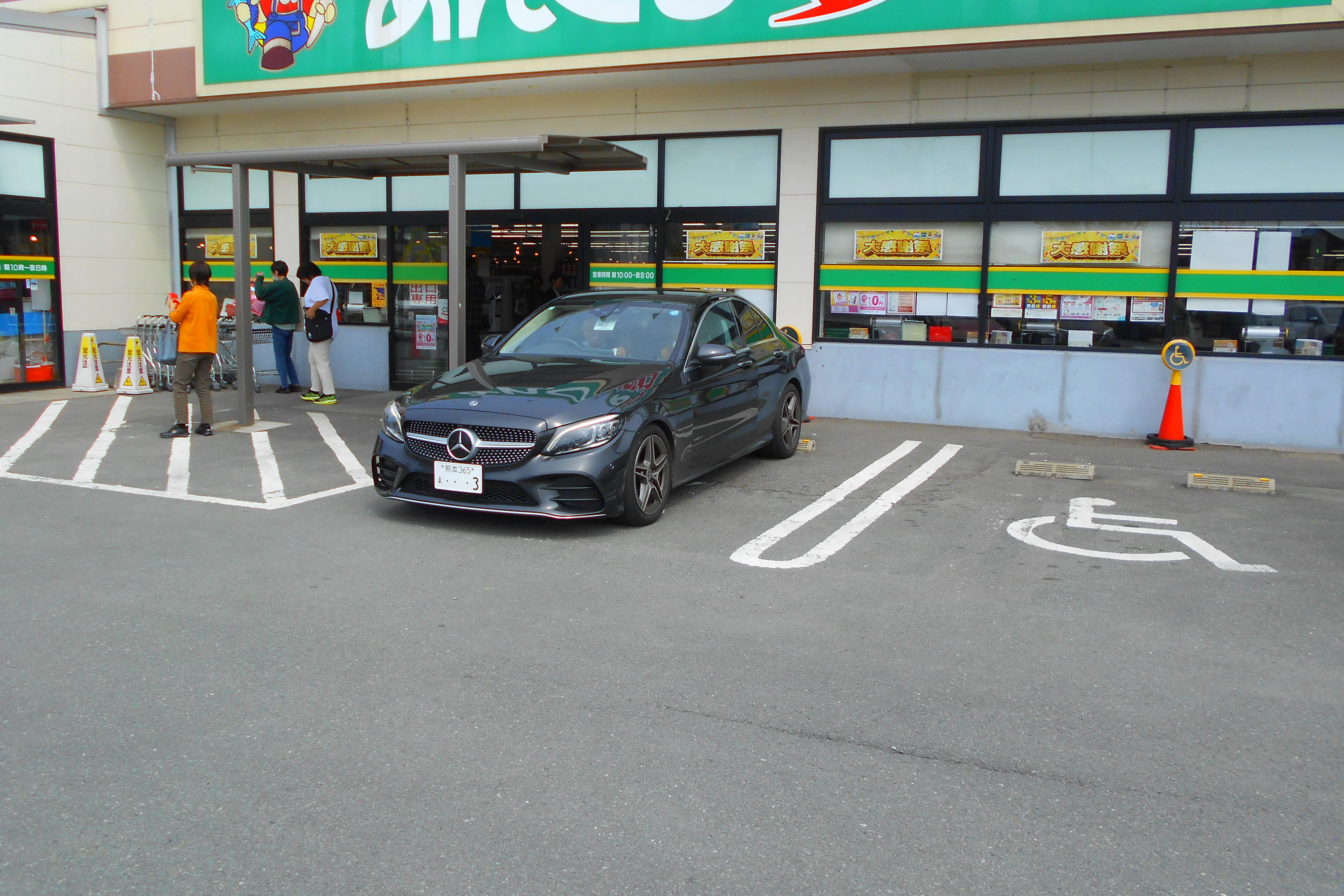 【あんくる夢市場 久留米店】お客様出口付近 販促プロモーションや物販に最適なスーパー屋外催事イベントスペース