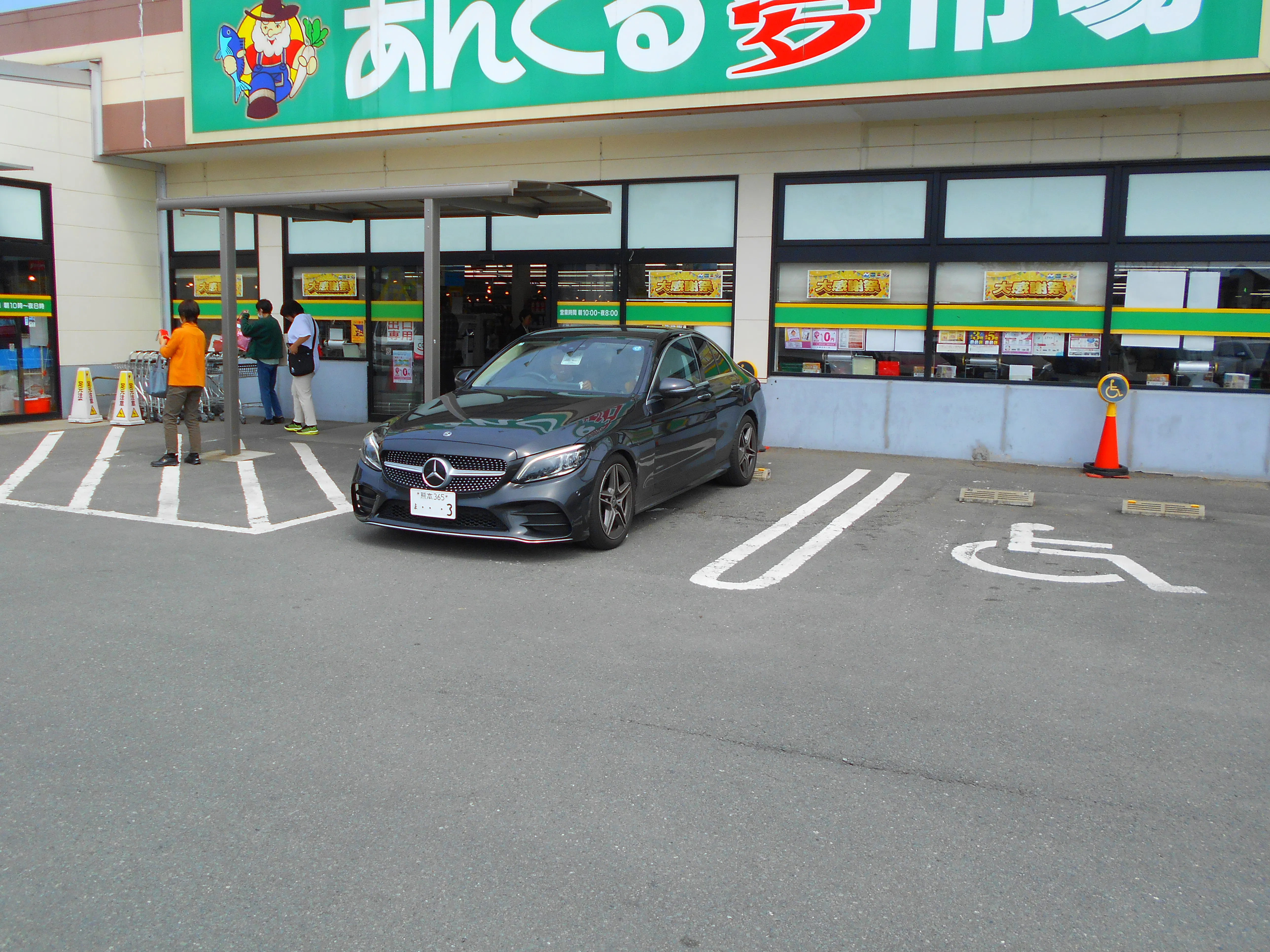 【あんくる夢市場 久留米店】お客様出口付近 販促プロモーションや物販に最適なスーパー屋外催事イベントスペース