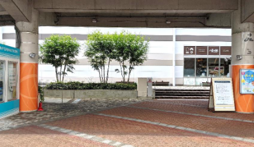 【もりのみやキューズモールBASE】「②1F セントラルスクエア前中央（CS前中央）」屋根下で四方から通行客に視認されやすい食物販やPRプロモーション向けの人気イベントスペース