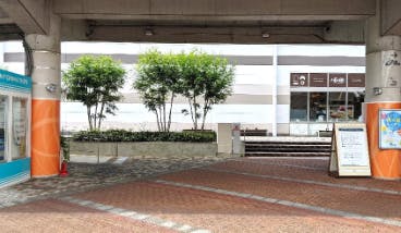 【もりのみやキューズモールBASE】「②1F セントラルスクエア前中央（CS前中央）」屋根下で四方から通行客に視認されやすい食物販やPRプロモーション向けの人気イベントスペースの画像