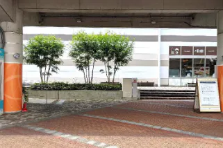 【もりのみやキューズモールBASE】「②1F セントラルスクエア前中央(CS前中央)」屋根下で四方から通行客に視認されやすい食物販やPRプロモーション向けの人気イベントスペース