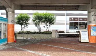 【もりのみやキューズモールBASE】「②1F セントラルスクエア前中央（CS前中央）」屋根下で四方から通行客に視認されやすい食物販やPRプロモーション向けの人気イベントスペース