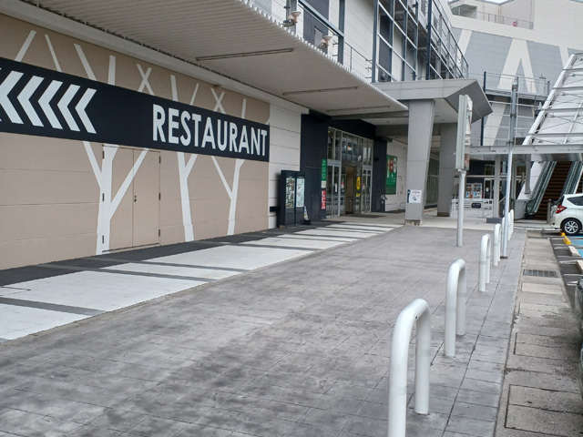 【イオンモール八幡東】1F アウトレット連絡ブリッジ前 屋外スペース