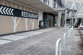 【イオンモール八幡東】1F アウトレット連絡ブリッジ前 屋外スペース