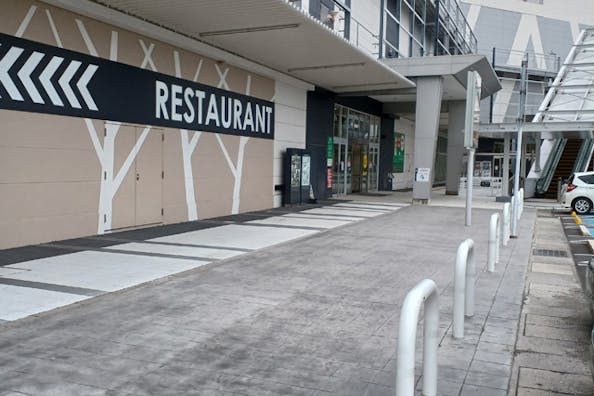 【イオンモール八幡東】1F アウトレット連絡ブリッジ前 屋外スペース