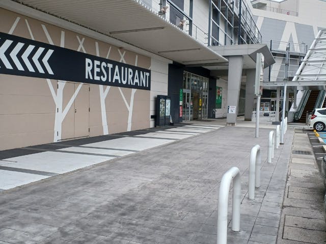 【イオンモール八幡東】1F アウトレット連絡ブリッジ前 屋外スペース