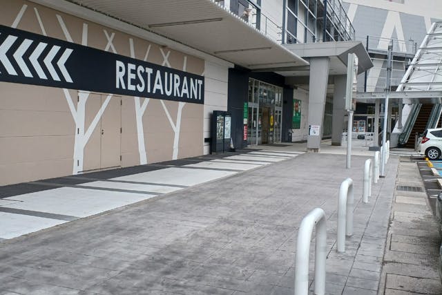 【イオンモール八幡東】1F アウトレット連絡ブリッジ前 屋外スペース