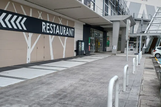 【イオンモール八幡東】1F アウトレット連絡ブリッジ前 屋外スペース