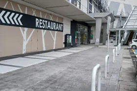 【イオンモール八幡東】1F アウトレット連絡ブリッジ前 屋外スペース