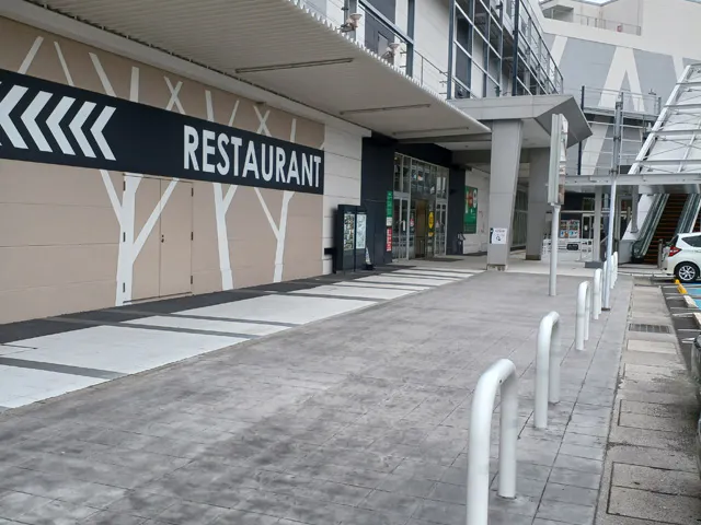 【イオンモール八幡東】1F アウトレット連絡ブリッジ前 屋外スペース