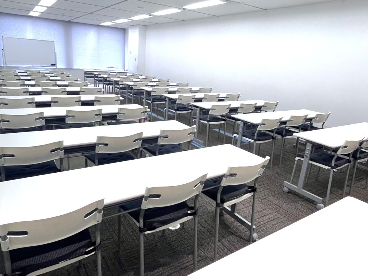 【大阪梅田駅直結/徒歩1分】会議・研修・試験会場・セミナーなどに適した57名程度収容可能なレンタルスペース