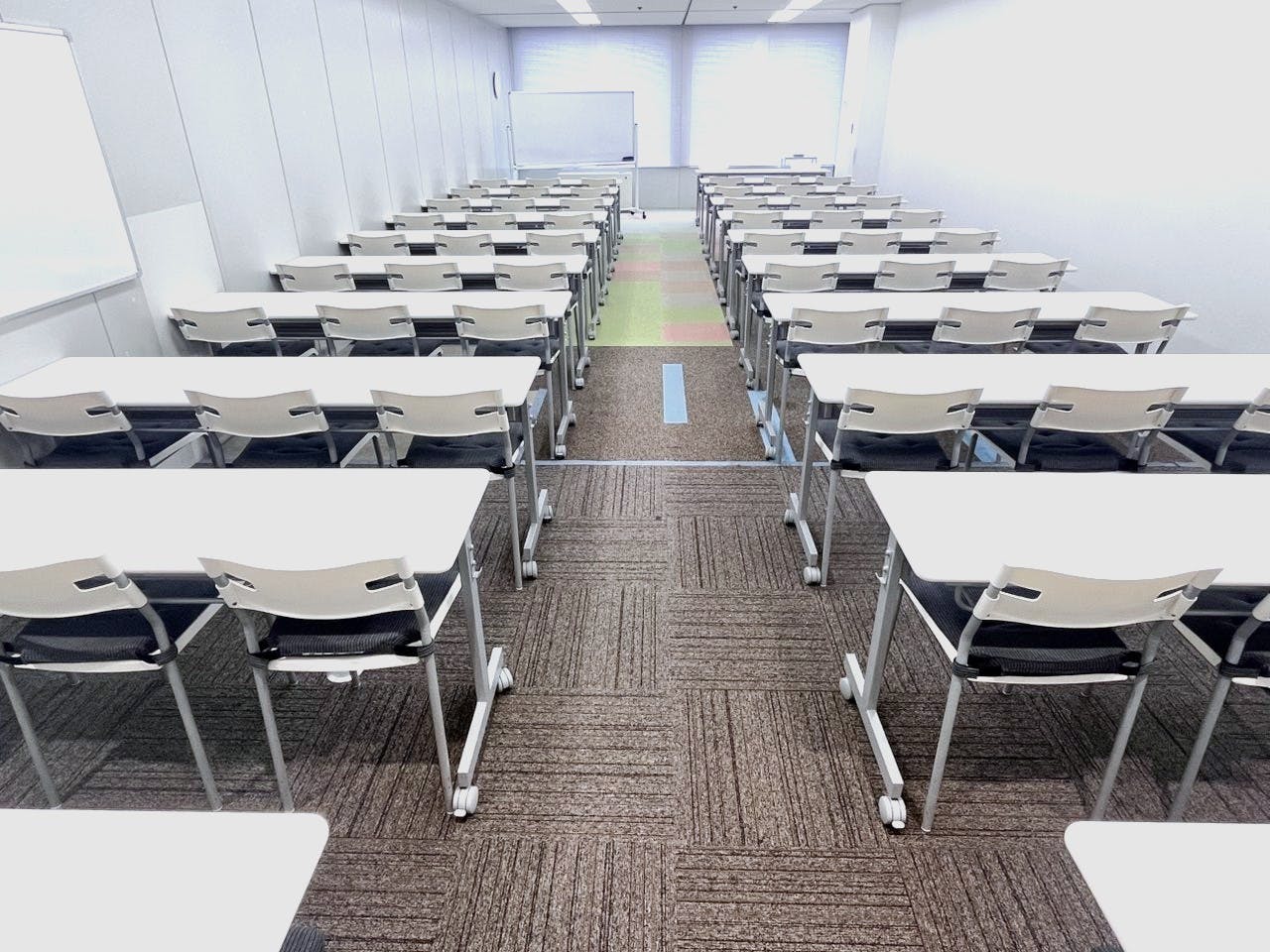 【大阪梅田駅直結/徒歩1分】会議・研修・試験会場・セミナーなどに適した57名程度収容可能なレンタルスペースの画像