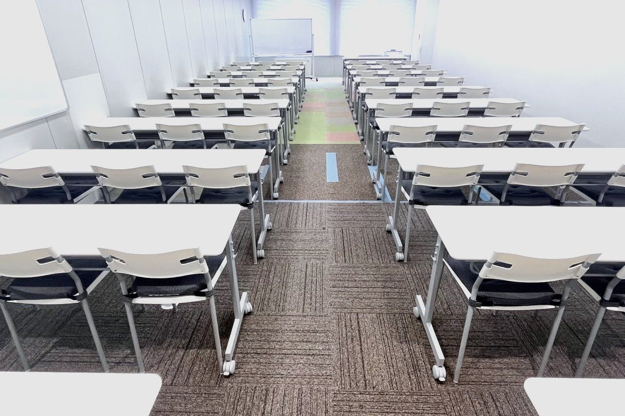 【大阪梅田駅直結/徒歩1分】会議・研修・試験会場・セミナーなどに適した57名程度収容可能なレンタルスペース