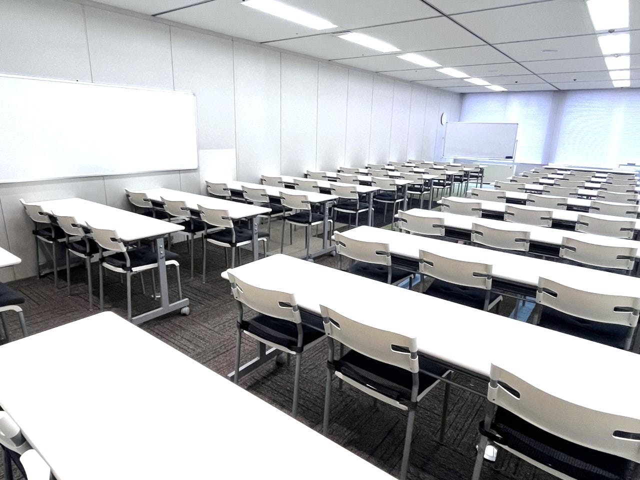 【大阪梅田駅直結/徒歩1分】会議・研修・試験会場・セミナーなどに適した57名程度収容可能なレンタルスペース