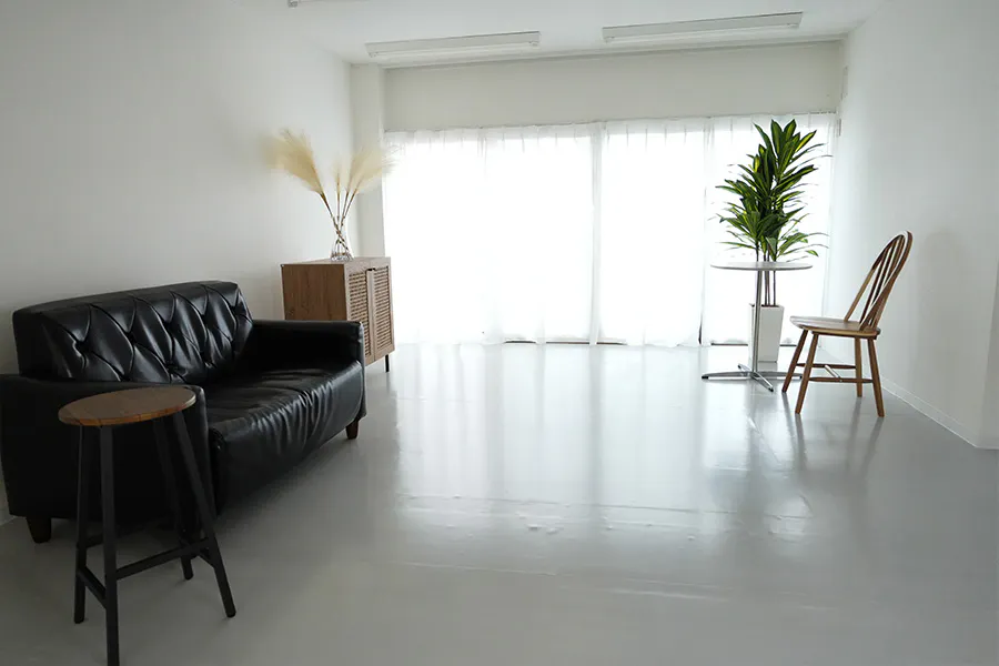 【藤森駅2分】白壁×自然光の撮影スタジオ｜コスプレ・ポートレート・SNS撮影向け｜更衣室あり・メイク利用可