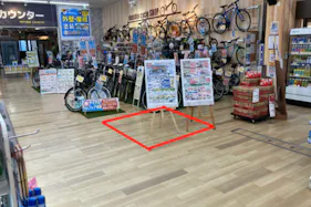 【ダイシン桂店】サービスカウンター脇 プロモーションや物販に最適なホームセンター内階段前の催事イベントスペース