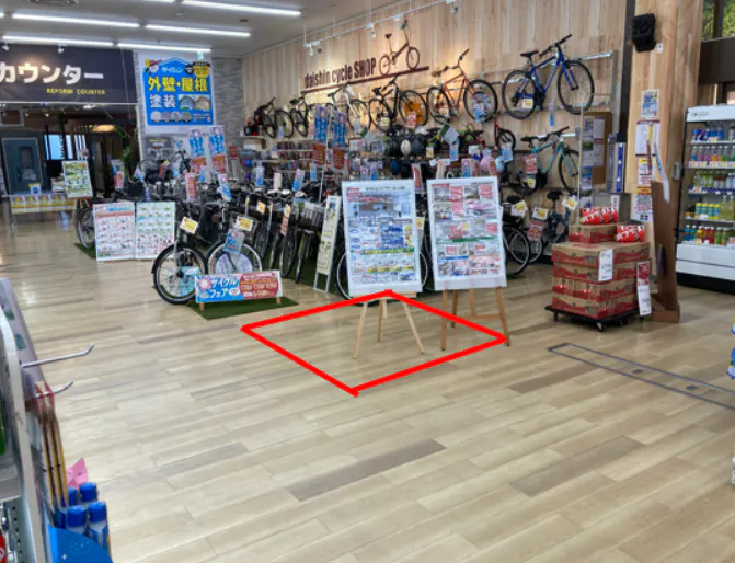 【ダイシン桂店】サービスカウンター脇 プロモーションや物販に最適なホームセンター内階段前の催事イベントスペース