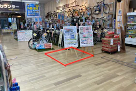 【ダイシン桂店】サービスカウンター脇 プロモーションや物販に最適なホームセンター内階段前の催事イベントスペース