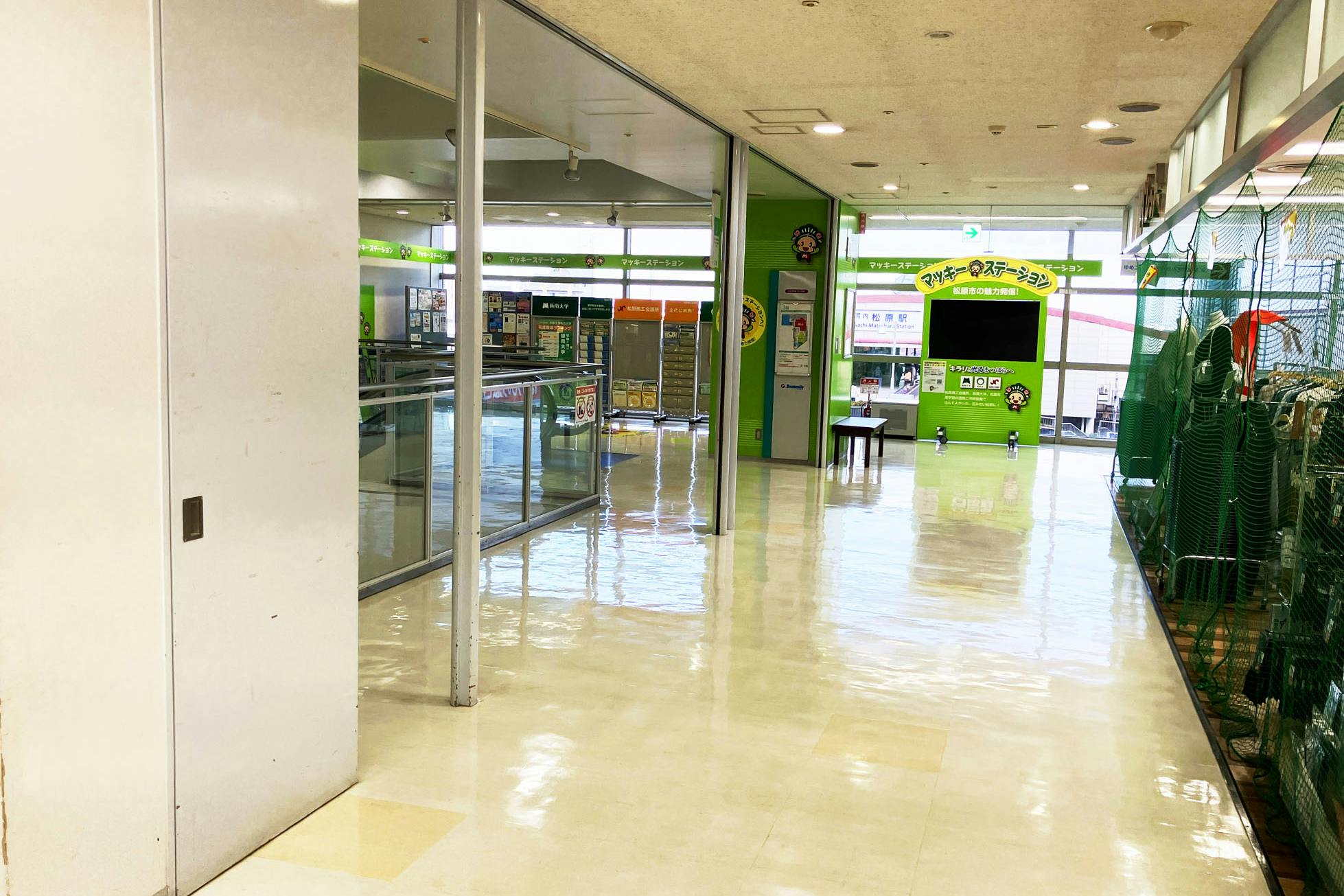 パレット前通路からの全景