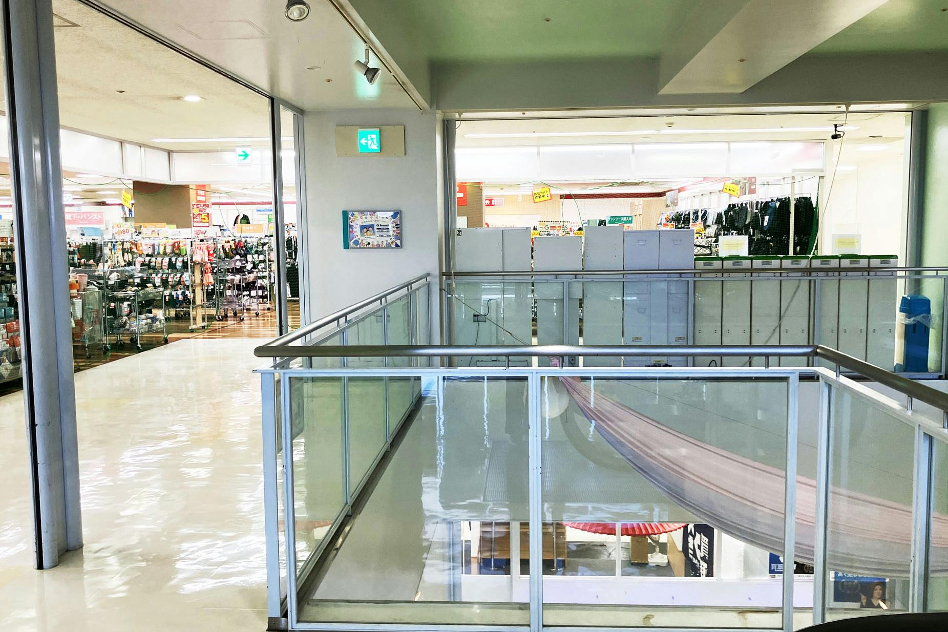 上りエスカレーターからの全景