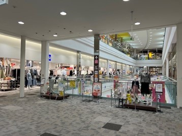 【イオンモール京都五条】2F　ブリッジ（北エスカレータ側）