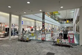 【イオンモール京都五条】2F ブリッジ(北エスカレータ側)