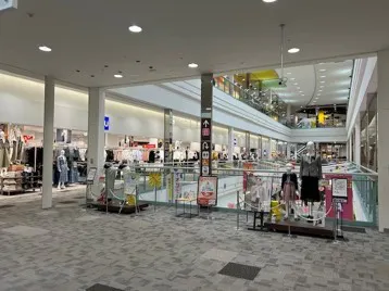 【イオンモール京都五条】2F　ブリッジ（北エスカレータ側）の画像