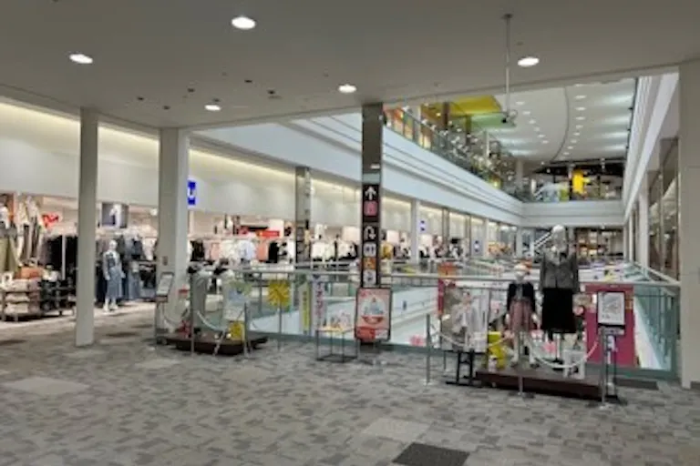 【イオンモール京都五条】2F ブリッジ(北エスカレータ側)の画像1