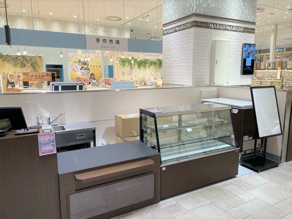 冷蔵ショーケース、チェストフリーザー備え付けです