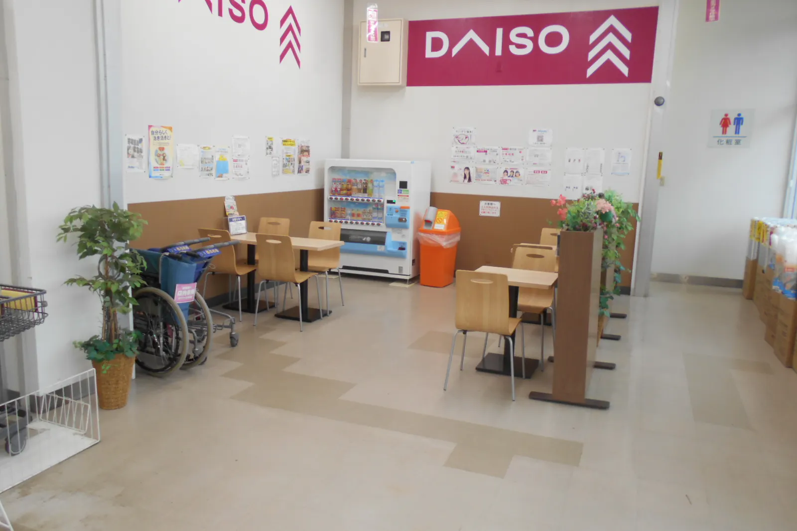 【ダイソー土崎港店】屋内イートイン 食物販やプロモーション等の出店に最適なホームセンター店内のイベントスペース
