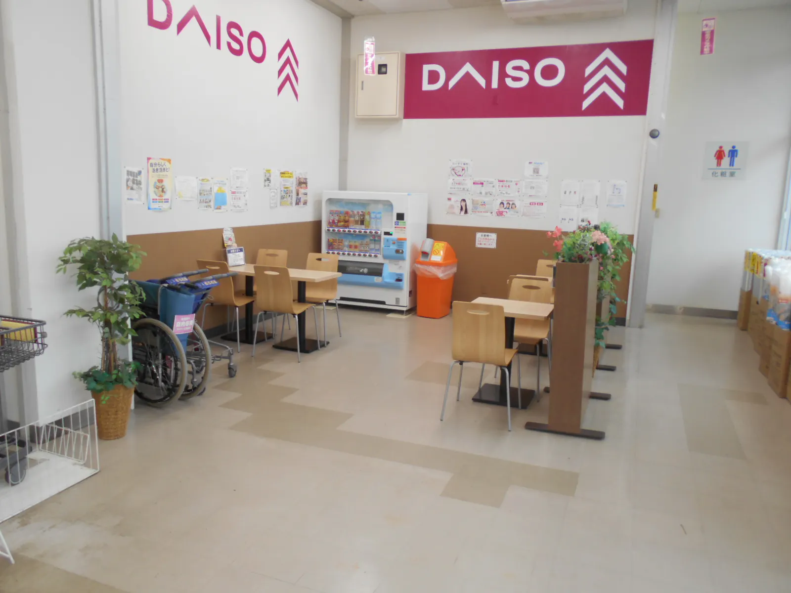 【ダイソー土崎港店】屋内イートイン　食物販やプロモーション等の出店に最適なホームセンター店内のイベントスペースの画像