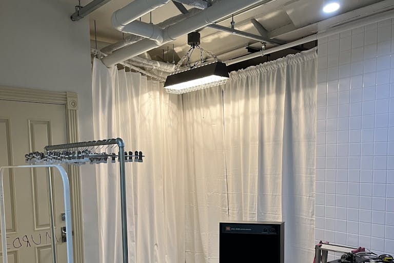 カーテンで間仕切りしフィッテングルームやストックスペースにできます。