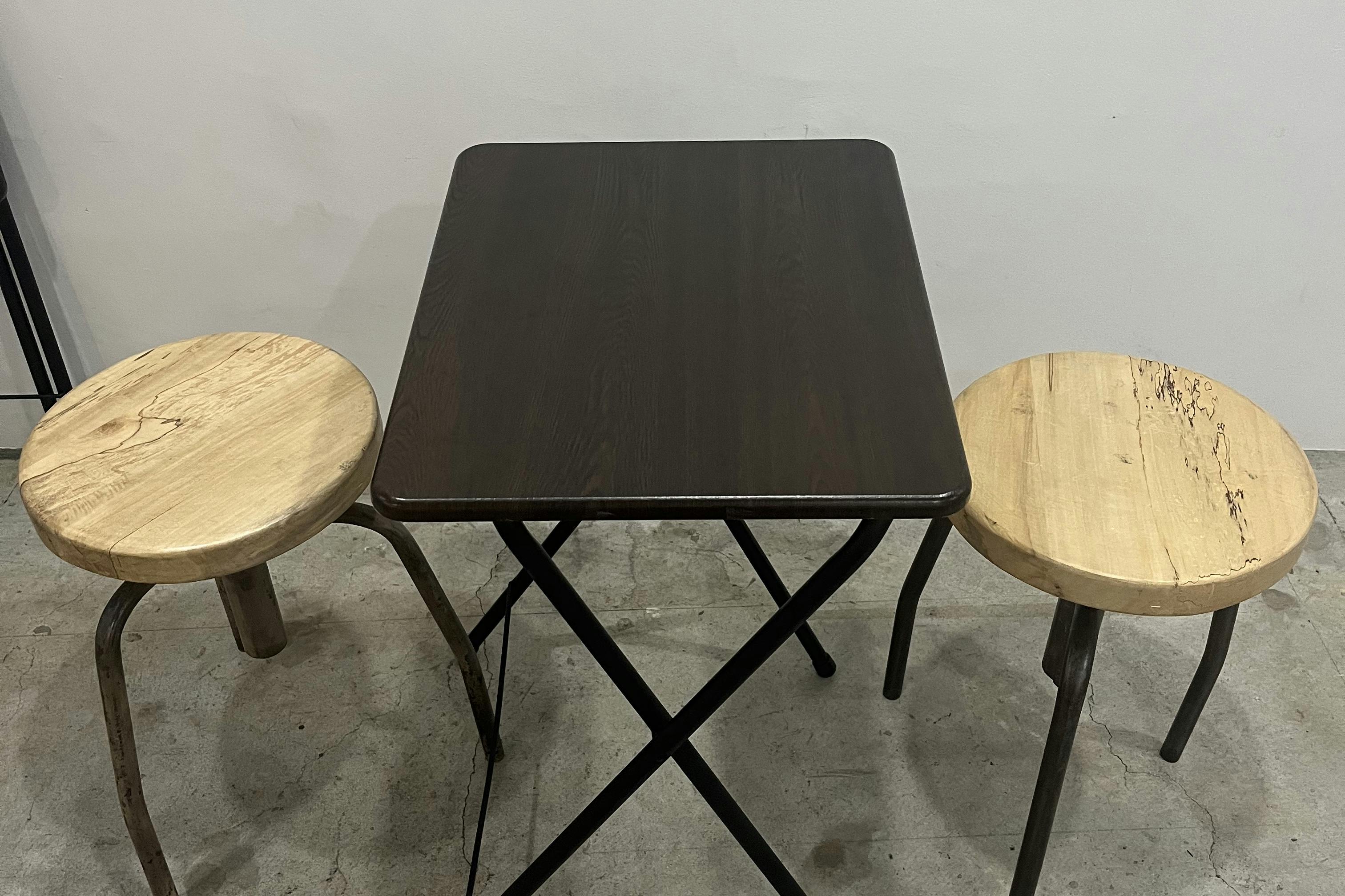 テーブル小2台 木製椅子2台