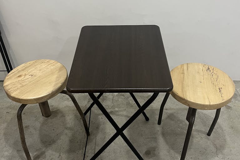 テーブル小2台 木製椅子2台